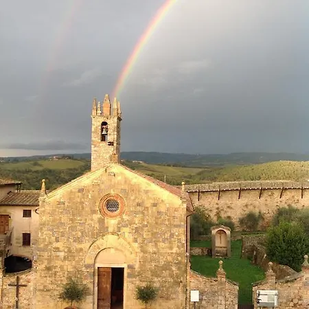 In Piazza Monteriggioni