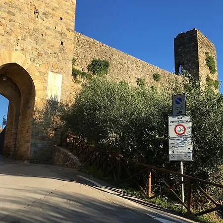 In Piazza Monteriggioni