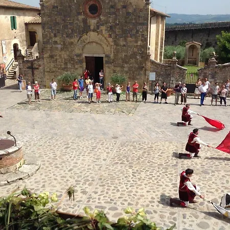 In Piazza Monteriggioni