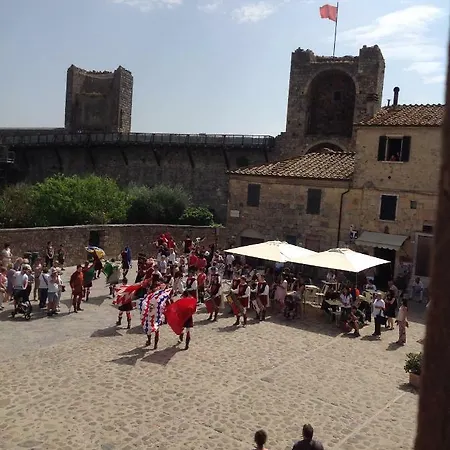 In Piazza * Monteriggioni